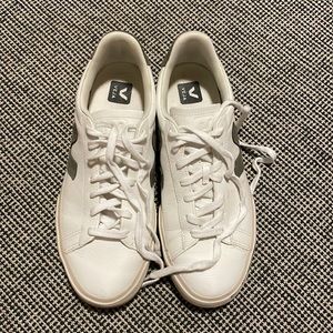 Veja size 42 white sneakers with olive suede detail